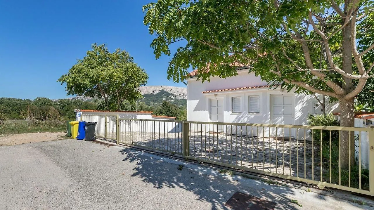 Apartment Grosse Terrasse 200 Meter Zum Strand Baska  Croatia